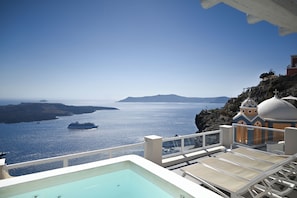 Honeymoon Suite with Caldera View And Private Tub | In-room safe, blackout drapes, iron/ironing board, free WiFi