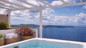 Uma banheira de hidromassagem com vista deslumbrante para o mar e montanhas.