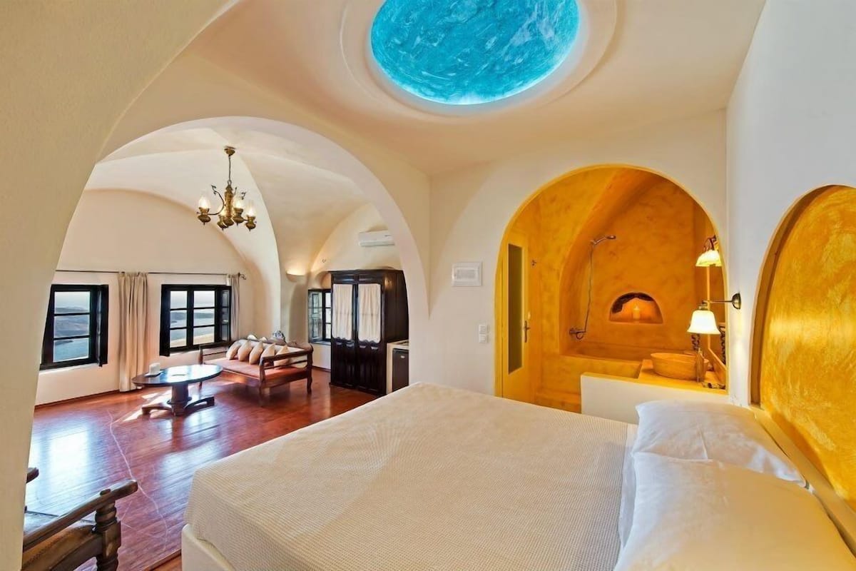 Classic Suite with Caldera View and Shared Pool | Khu phòng khách | Máy in