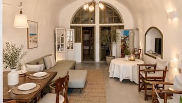 Family Cave Suite with Caldera View and Shared Pool | 起居区 | 打印机