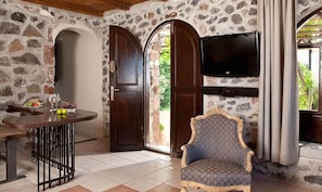 Traditional Cave Suite with Caldera View and Shared Pool | บริเวณนั่งเล่น | เครื่องพิมพ์