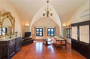 Classic Suite with Caldera View and Shared Pool | Living area