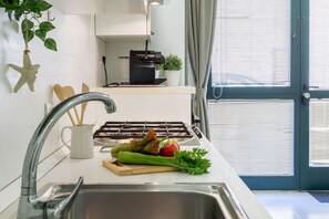 Fridge, oven, stovetop, dishwasher