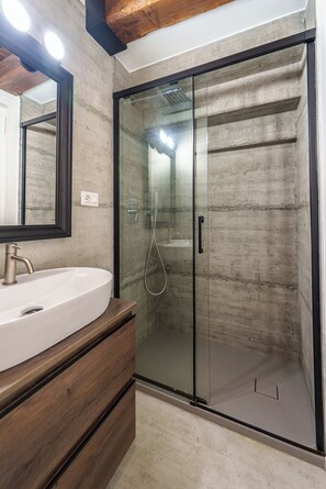 Shower, hair dryer, bidet, towels
