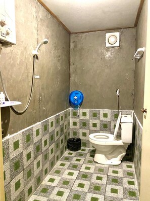 Shower, free toiletries, hair dryer, slippers - Rai Amornphaya (Mae Rim)