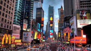 A busy urban street with tall buildings, billboards, and a busy intersection. - Comfort Oasis - NYC & NWK w/free parking (Newark)