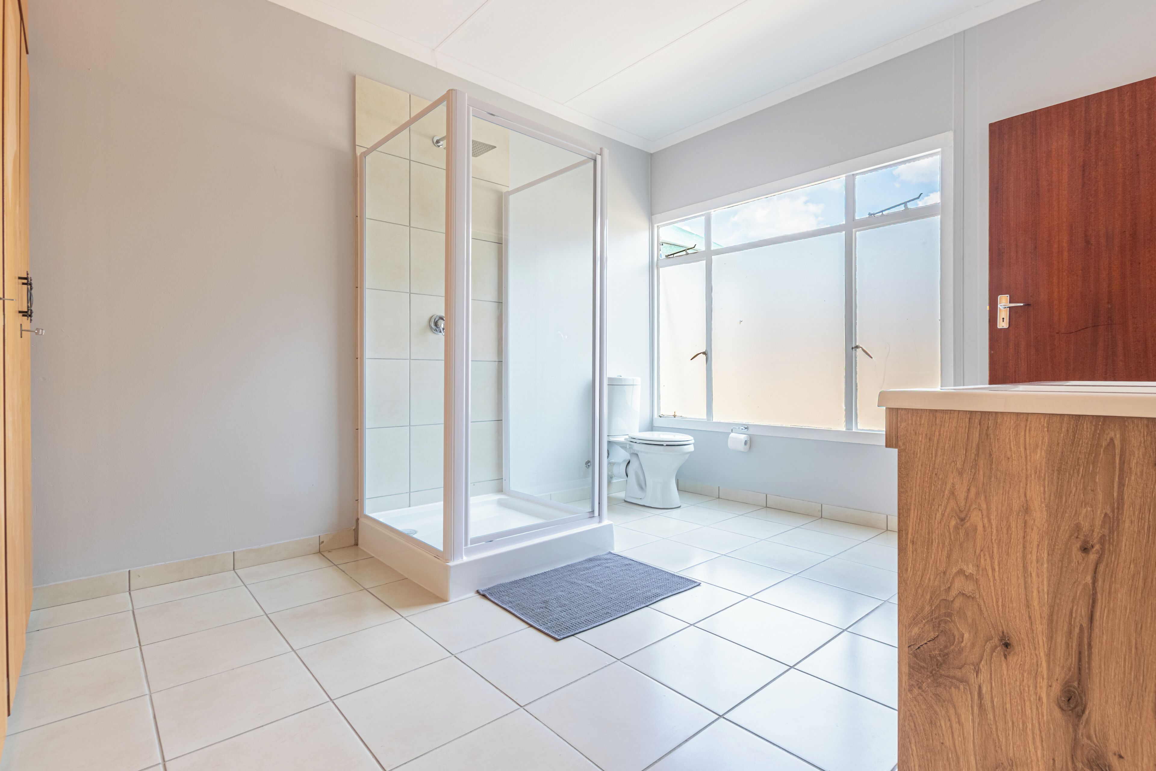 Family House, River View | Bathroom | Free toiletries, hair dryer, towels, toilet paper