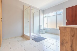 Family House, River View | Bathroom | Free toiletries, hair dryer, towels, toilet paper - Forest View Self Catering (Krugersdorp)