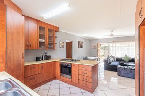 Familiehus, elveutsikt | Eget kjøkken