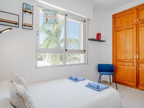 3 bedrooms, desk, Internet