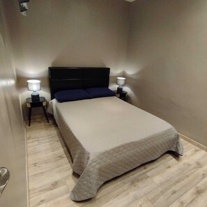 1 bedroom, iron/ironing board, travel crib, free WiFi - Le P'tit St Charles Arrive, pack your bags, breathe: you're in Marseille. (Marseille)