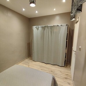 1 bedroom, iron/ironing board, travel crib, free WiFi - Le P'tit St Charles Arrive, pack your bags, breathe: you're in Marseille. (Marseille)