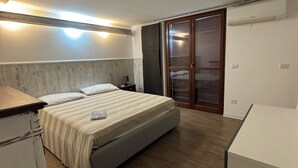 A bedroom with a bed, a desk, and a wardrobe. - PIRGUS ATTIC (Santa Marinella)