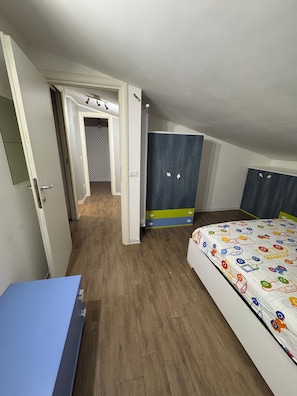 3 habitaciones, tabla de planchar con plancha y ropa de cama 