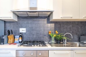 Frigorifero, forno, piano cottura, lavastoviglie