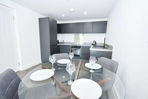 Dining - Modern & Convenient 2 Bedroom Liverpool Apartment (Liverpool)