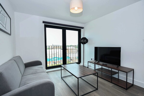 TV, offices - Modern & Convenient 2 Bedroom Liverpool Apartment (Liverpool)