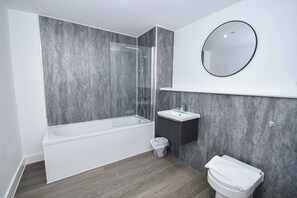 Shower, free toiletries, hair dryer, towels - Modern & Convenient 2 Bedroom Liverpool Apartment (Liverpool)