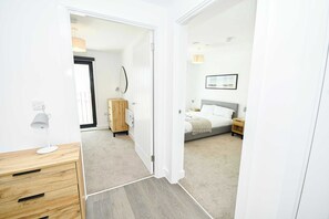 Tabla de planchar con plancha, wifi y ropa de cama