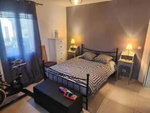 3 bedrooms, iron/ironing board, WiFi, bed sheets