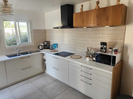 Private kitchen. Rental between sea and mountains