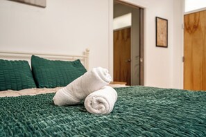 1 bedroom, WiFi, bed sheets - The Leather Rose | King bed Historic Downtown Suite (Sheridan)