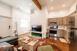 تلفزيون، مدفأة، مكتب