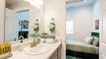 Douche, sèche-cheveux, serviettes fournies