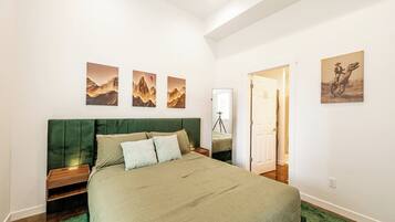 1 slaapkamer, een bureau, een strijkplank/strijkijzer, wifi