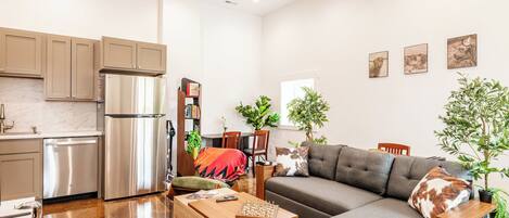 Télévision, cheminée, espaces bureaux