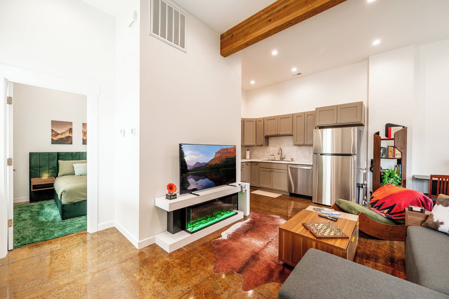 Télévision, cheminée, espaces bureaux