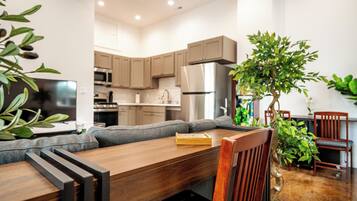 Een magnetron, een koffiezetapparaat/waterkoker