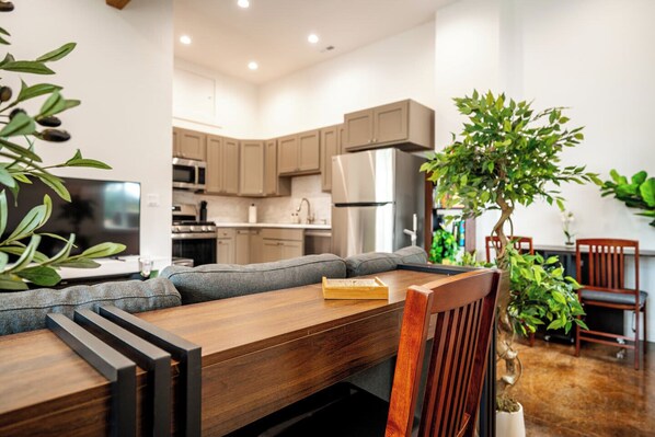 ميكروويف، ماكينة لصنع القهوة/الشاي، مستلزمات طهي/أطباق/أوعية