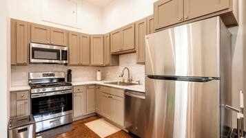 Microondas, cafetera y tetera, utensilios de cocina y máquina de hielo