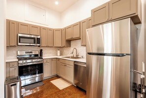 Four à micro-ondes, cafetière-théière, vaisselle et ustensiles