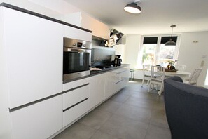 Réfrigérateur, un four, surface de cuisson, lave-vaisselle