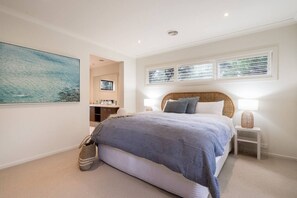 4 habitaciones, escritorio y tabla de planchar con plancha 