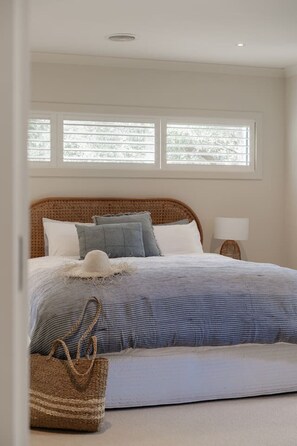 4 habitaciones, escritorio y tabla de planchar con plancha 