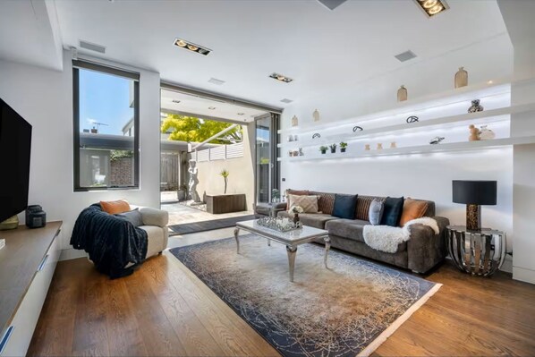 TV - 1st Class Living in the Heart of A+ Albert Park (Albert Park)