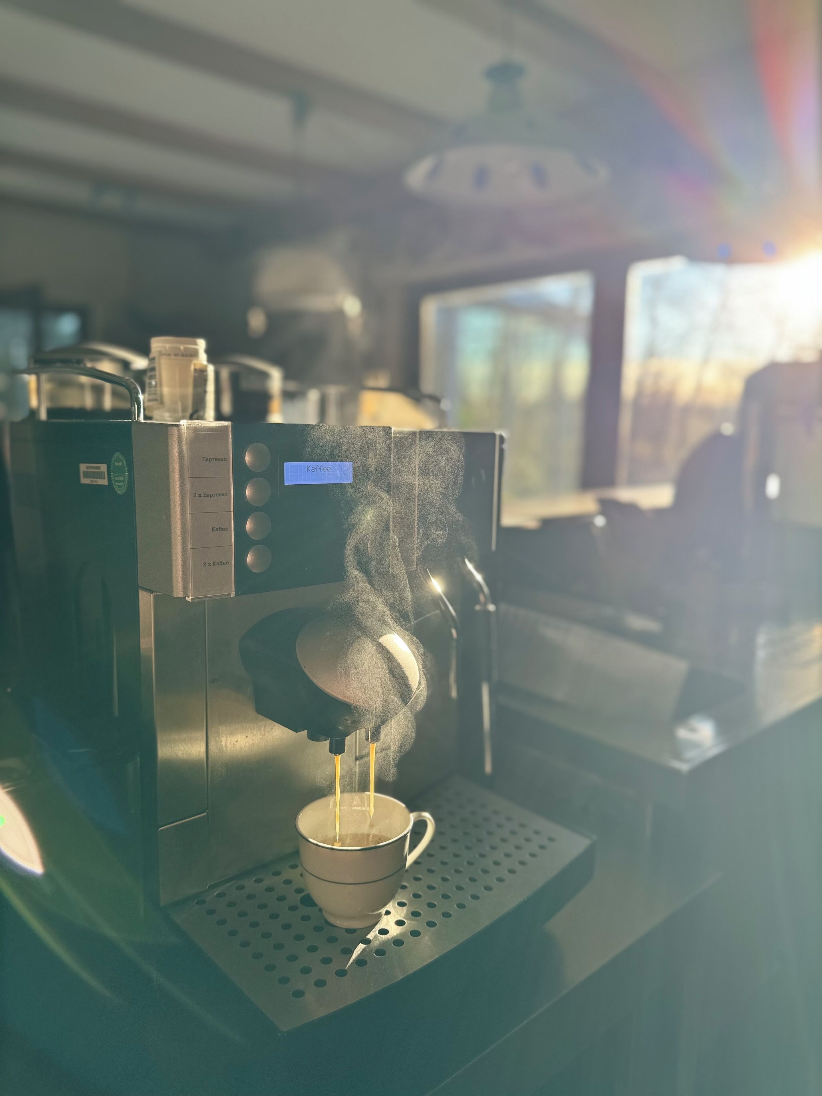 En kaffemaskin som brygger espresso och fyller det i en kopp.