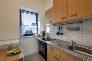 迷你雪櫃、爐具、高腳椅、廚房用具/餐具/器皿