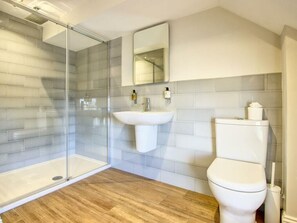 Tweepersoonskamer | Badkamer | Een aparte badkuip en douche, gratis toiletartikelen, een haardroger