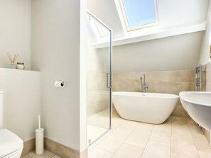 Family Room, 1 King Bed with Sofa bed | Bathroom | Separate tub and shower, free toiletries, hair dryer, towels - The Fox Hall Inn  (Richmond)