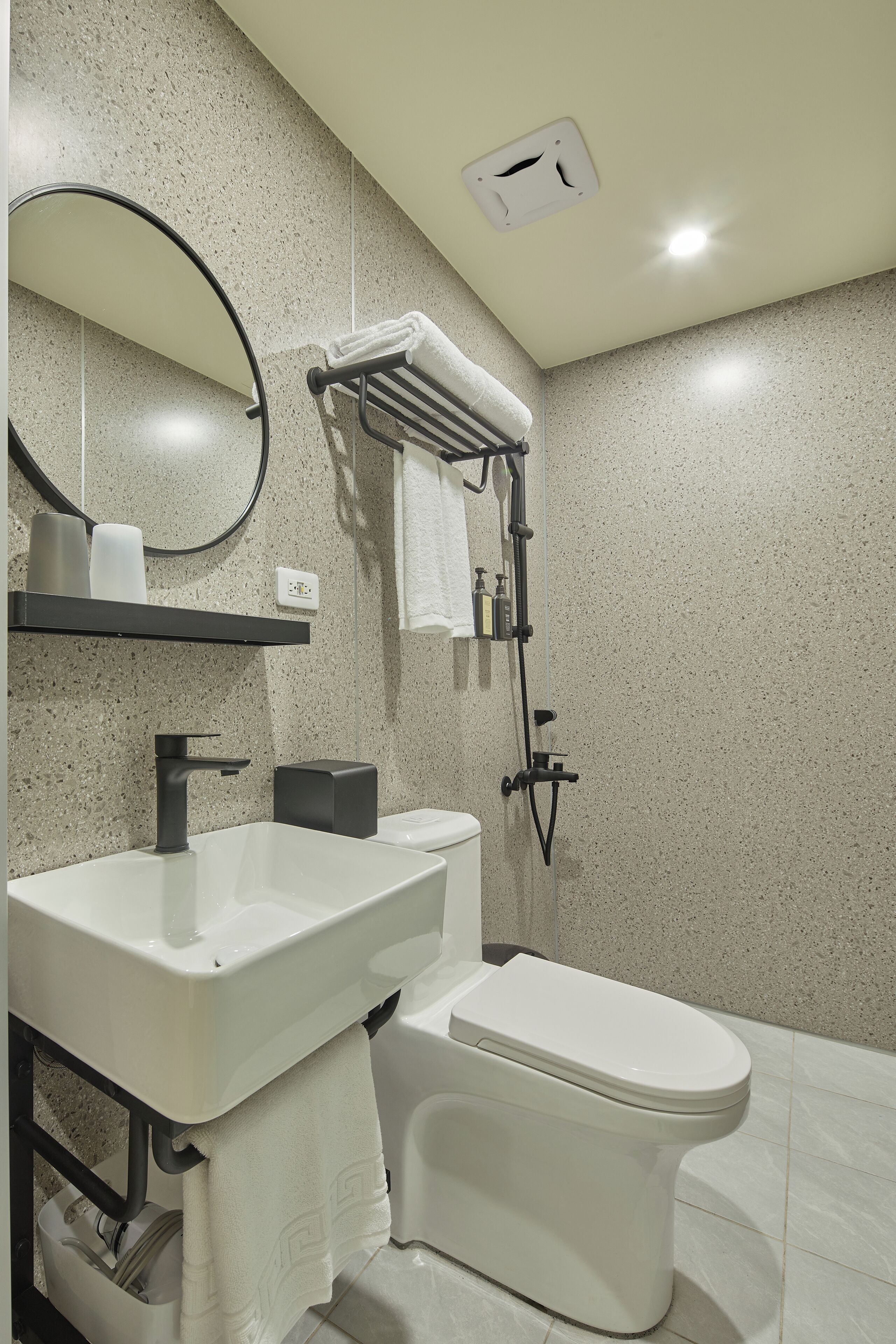 Shower, shower pijat air, pengering rambut, dan sandal