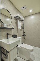 Douche, douche hydromassante, sèche-cheveux, chaussons