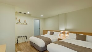 Une chambre d’hôtel avec deux lits, un bureau, une chaise et une armoire.