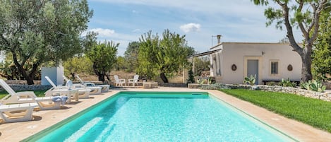 Alberca al aire libre por temporada y camastros