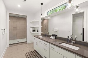 Shower, hair dryer, towels, shampoo - 12 South | 7 Beds | 2mi to Broadway (Nashville)