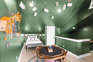 4 habitaciones, escritorio y tabla de planchar con plancha 