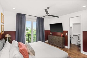 4 habitaciones, escritorio y tabla de planchar con plancha 